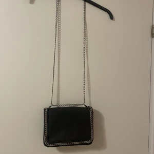 Väska krokodil mönster  - Axelremsväska svart