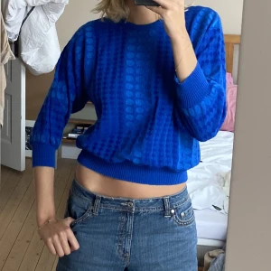 Fin blå tröja! - Älskar färgen på denna, fungerar snyggt både toll vardags och som uppklätt. Sitter fint med söm nertill