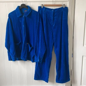 Set från the cava company - Set från the cava company kan säljas separat (200kr) Meterial: tjock manchester Liten fläck längst upp till höger(se bild)  