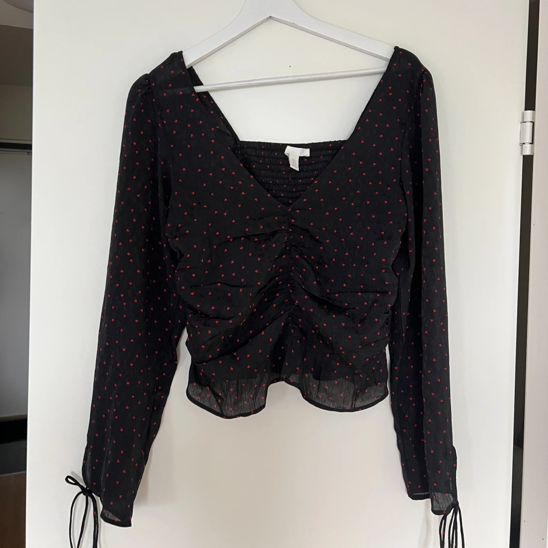 Blus med hjärtmönster