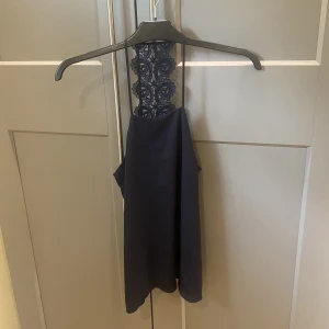 Blå topp - Marine blå topp med spets rygg i ny skick💙⚡️