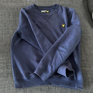 Stockholmsstil  - En jättesnygg Lyle & scoot sweater som tyvärr blivit för liten för mig. Stl 12/13 år 