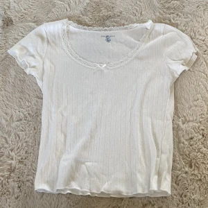 brandy melville tröja! - säljer då den inte kommer t användning och är lite för liten! inga defekter då tröjan knappt används. priset går att förhandla!