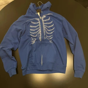 Blå Rihnestone Zip Hoddie  - Blue Rihnestone Zip Hoodie  Storlek: S (xs) Skick: Fint Skick (saknar huv band) Pris: 250kr