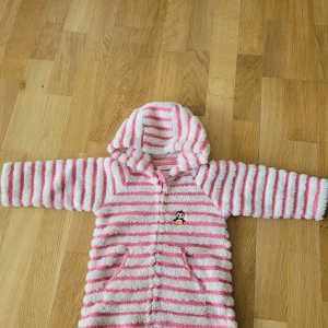 Randig söt fleecejacka - Randig söt fleecejacka i storlek 80