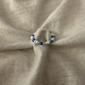 Blåvit ring - Blåvit pärlring. Går även att beställa efter eget önskemål