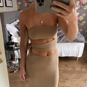 Klänning - Säljer denna superfina och slutsålda klänning från princess polly. Helt oanvänd!!! Nypris ca 1000kr