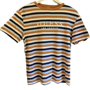 Guess T-shirt - Superfin t-shirt som inte kommit till användning! Ca en M unisex!