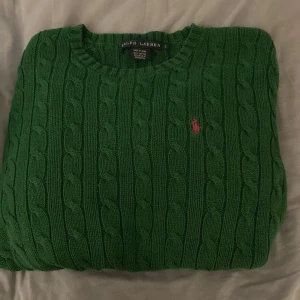 Kabelstickade polo tröjar. - Både är 9/10 skick. Den mörkgröna är storlek large/175 och den ljusgröna är medium/165. Den första kostar 400 och den andra kostar 349. Priset är inte hugget i Sten.