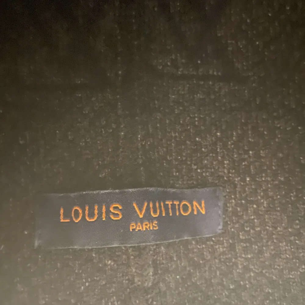 Louis Vuitton mössa(ej äkta)  Passar perfekt till hösten och vintern, skriv på snap eller insta vid intresse(fråga om de i kommentarerna)  Om ni är intresserade av annan färg eller annan pruduct kan ni även skriva då ser vi vad vi kan lösa. Övrigt.