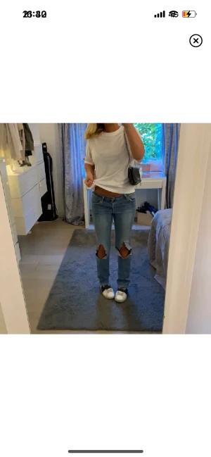 Crocker jeans - Snygga crocker jeans som är lågmidjade/midwaist. Storleken är Waist 31/32 så de passar en 38, De är lite stora på mig som vanligtvis bär strl 36. Hålet där bak är meningen så man ser inte igenom.💕(lånad bild) 