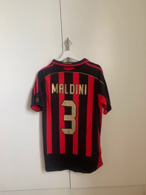 Milan tröja  - Tjo säljer min Milan tröja, skit snygg och passar M, hör av.