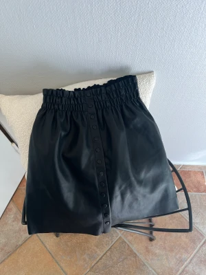 Skinnkjol från Zara med fickor - Snygg skinnkjol från zara med fickor! 