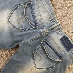 Lågmidjade jeans - Sååå snygga vintage lågmidjade jeans från Fornarina!!🤩🤩 Köpte second hand från Zalando. Aldrig använt de själv! Skriv gärna om ni undrar något!!💘💘