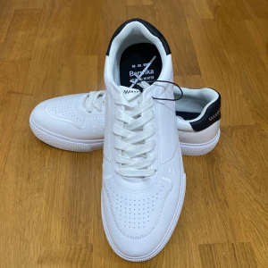 Helt nya skor från Bershka, storlek 43 - Helt nya skor, fortfarande i paket!, Vid funderingar och frågor är det bara och kontakta mig! Och kan mötas upp vid köp, lättare, snabbare, mindre vänte tid och smidigare för oss båda!
