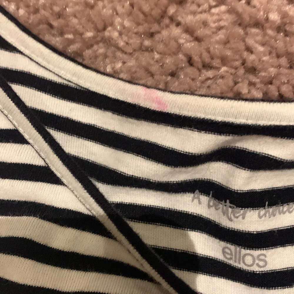 Säljer denna tröja från ellos med trekvartsärmar. Säljer för att den inte kommer till användning. Det är lite rosa färg längst upp innanför tröjan men det är inget som syns utanpå💗. T-shirts.