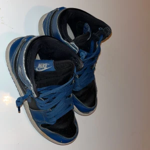 Jordans skor  - Skorna kommer i en jordan låda. Den ena skon är lite sliten i tån. KÖPARE STÅR FÖR FRAKTEN. 