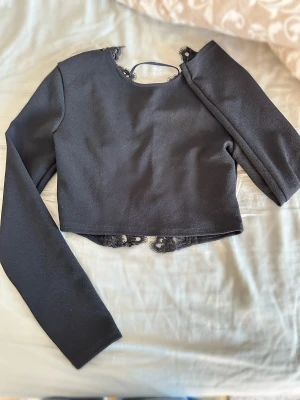 Svart topp med öppen rygg - Oanvänd