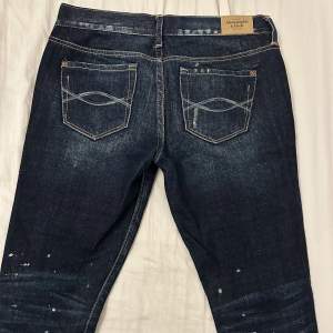 Vintage lowrise jeans i toppenskick. Märke Abercrombie & Fitch (New York). Strl 26. Jeansen är raka i modellen. 