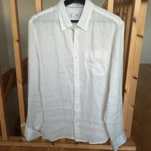 Vit linneskjorta Mango - Tja! Säljer nu min vita linneskjorta från Mango. 100% linne. Skick:9,510, använd ett par  gånger bara. Storlek: M, Nypris: 700kr. Kontakta mig för fler bilder eller info!