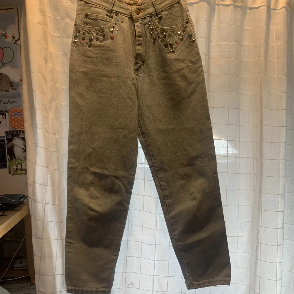 Högmidjade jeans med färgglada stenar på fickorna. Lite 80-tals stil på dom då dom ser lite ut som mom jeans. Använd kanske 3 gånger för 3 år sen.. Jeans & Byxor.