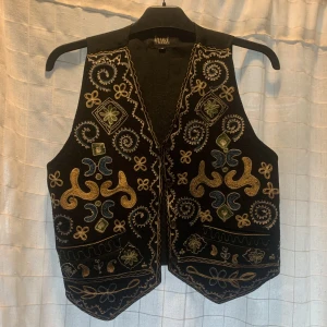 Väst med fin detalj  - Mycket coola mönster på. Tunnt material. Kommer hela vägen från Egypten. Använd några gånger för många år sen.