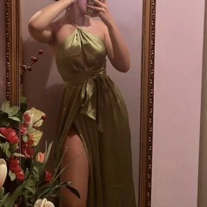 Grön finklänning - Den här är så underbar, hade den på min bal men nu har den fått göra sitt. Använd 1 gång innan så helt i nyskick. Storlek small 