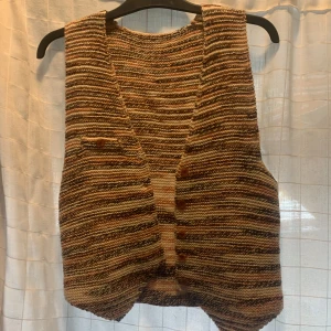 Stickad väst - Den är lite stickig men därför ska man ha en snygg tröja under. Använd 2 gånger för ca 1 år sen.