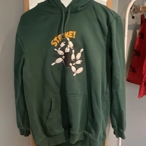 Grön hoodie  - Tja säljer min H&M hoodie för den passar inte min stil och använder inte den längre. 10/10 i kvalitet inga skador eller fläckar.  PRIS KAN DISKUTERAS 