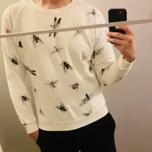 Sweater med flugor och trollsländor. Storlek M  Nyskick