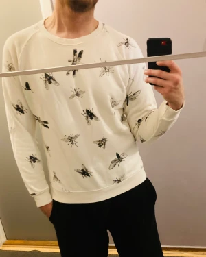 Tröja med insektstryck - Sweater med flugor och trollsländor. Storlek M  Nyskick