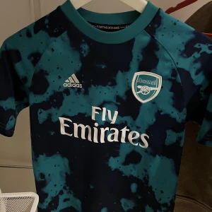 Arsenal tröja - Säljer min fina arsenal tröja då den är för liten för mig. Storlek M barn. Jättebra skick och knappt använd. Köpt från arsenals sida och kostade ca 500 kr. 