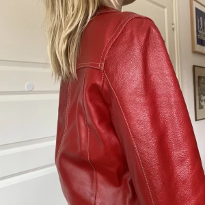 J.J Scott Röd Skinnjacka  - Svincool röd J.J Scott skinnjacka, köpt på humana. Aldrig använt.  Storlek: S  Superbra skick 