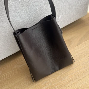 COS väska  - Nypris 1500.