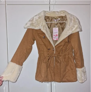 Jacka - Oanvänd super fin och bekväm jacka, perfekt för t.ex våren, sommaren när det är lite kyligt och höst. Ingen vinterjacka!