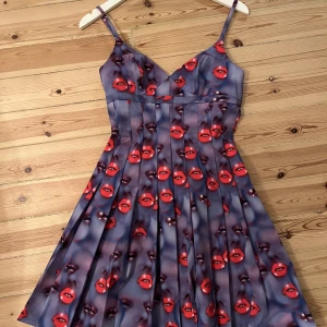 Heaven by Marc Jacobs dress - Köpte denna för ett år sedan från Heaven by Marc Jacobs. Köpte den i storlek S men har bett en skräddare sy in den till XS. Såå himla coolt print! Materialet är hårt tyg. 