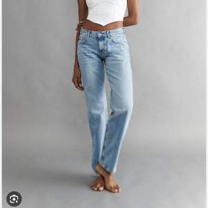 Säljer ett par ljusblå Low waist straight jeans ifrån Ginatricot som inte passar längre. Lågmidjade och långa i benen. Slutsålda på ginas hemsida. Väldigt fint skick då de aldrig använts typ.💓