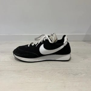 Nike tailwind - Använda en handfull gånger Storlek: 40,5