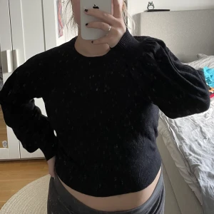 stickad tröja  - köpt på sellpy men oanvänd av mig. 🫶🫶🫶