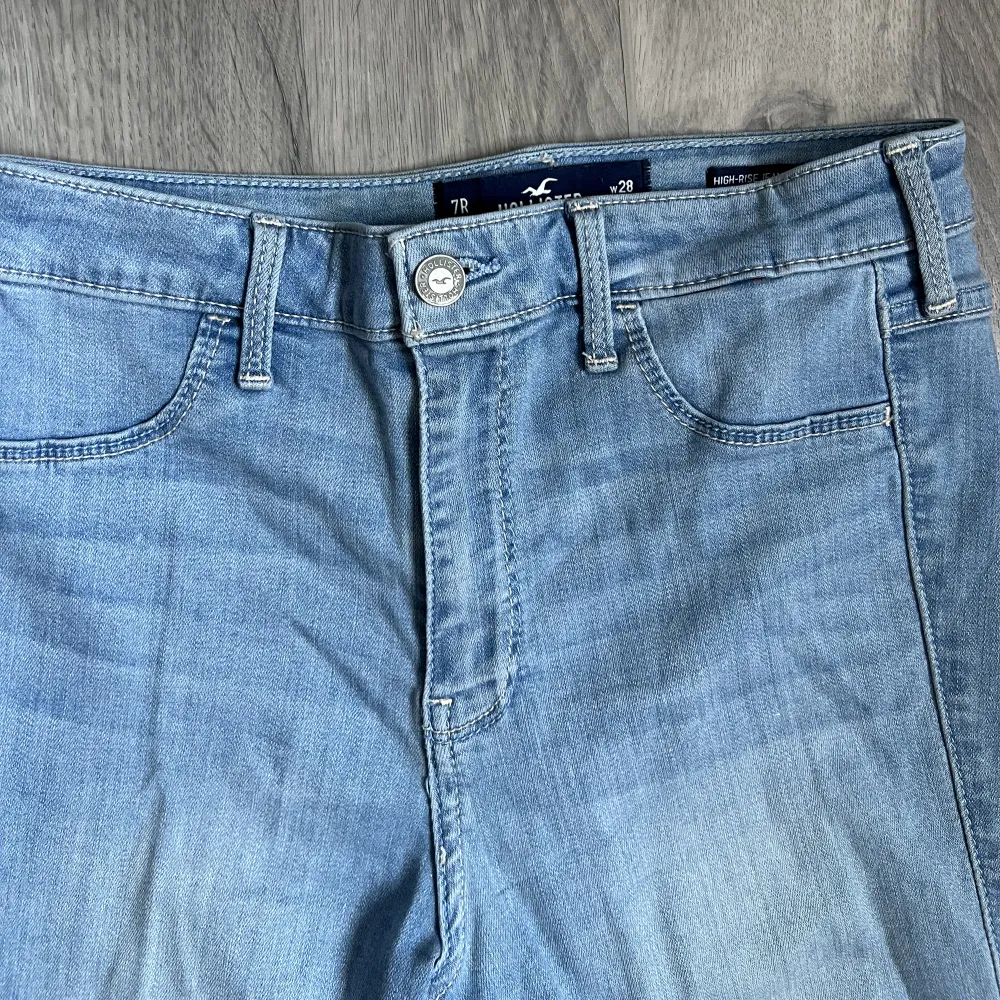 Säljer dessa sparsamt använda Hollister jeansleggings eftersom de blivit små. De är skinny men väldigt stretchiga och extremt snygga!. Jeans & Byxor.