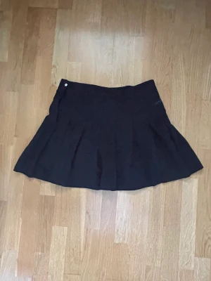 Tenniskjol  - Tenniskjol från Hm! Säljer för den är inte min stil längre men i väldigt bra kvalite! Toppen som byggplagg till hösten!