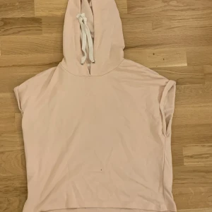 Peachy sleeveless hoodie - In good condition, super comfy and good to have when it’s not too cold or too hot!! It’s pink/peachy beige ish in colour. Price is negotiable, try your luck!  Please write to me before buying! Skriv till mig innan köp!