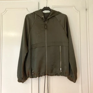 Tröja/jacka, ZARA - Tröja/jacka i ett superfint lite glansigt material från ZARA💚storlek S, använd ett fåtal gånger!