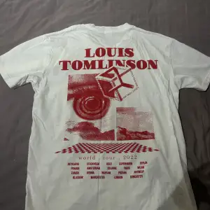 tour t-shirt från louis tommisnons första world tour! säljs inte på hans hemsida längre  bara använd 2/3 gånger! och säljer därför den då den inte används  pris kan diskuteras  