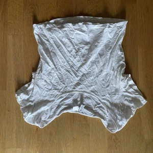 Vit tröja med square urringning  - (Förlåt för rynkorna! Dom har bara legat i min låda länge haha) Denna tröja är från hm, inget speciellt med den men väldigt bra basplagg! Sitter som en smäck och the girlies sitter väldigt bra i dom. Köper du nåt annat för 100kr får du denna gratis (: 