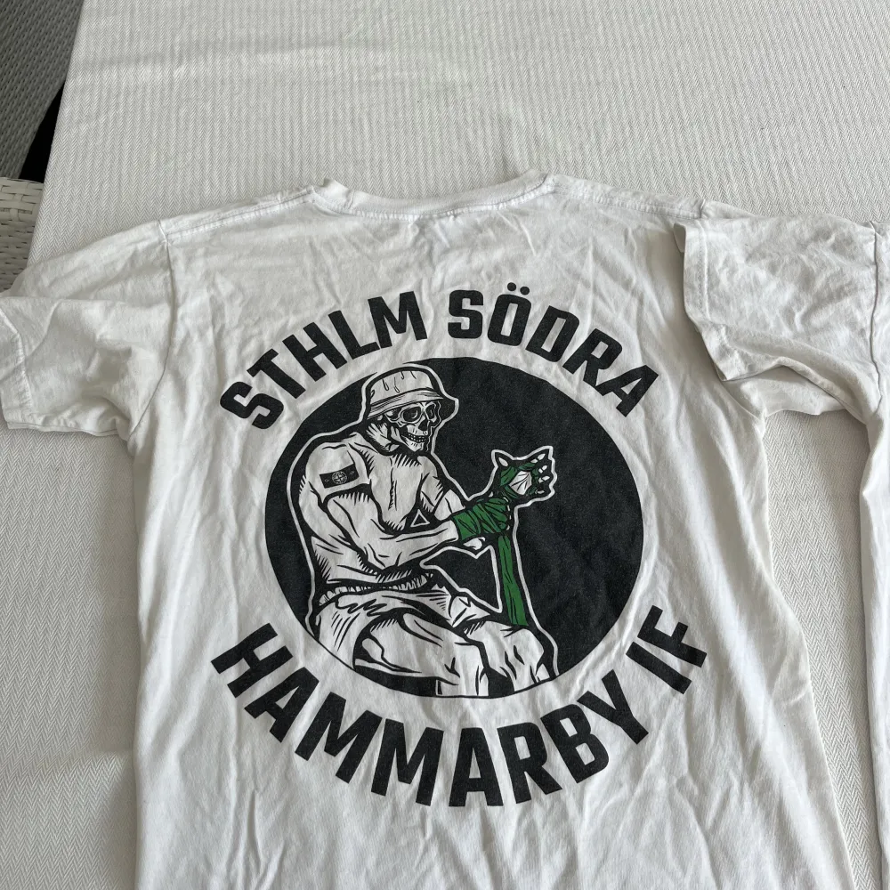 Säljer 2 st Hammarby tröjor  Storlek S 1 tröja 70 kr  Båda tröjorna för 100 kr   . T-shirts.