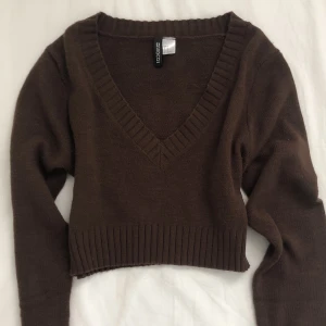 Brun tröja - Höstig, brun stickad tröja från H&M. Hör av dig vid frågor och tryck gärna på köp nu! 🍂🎃📚