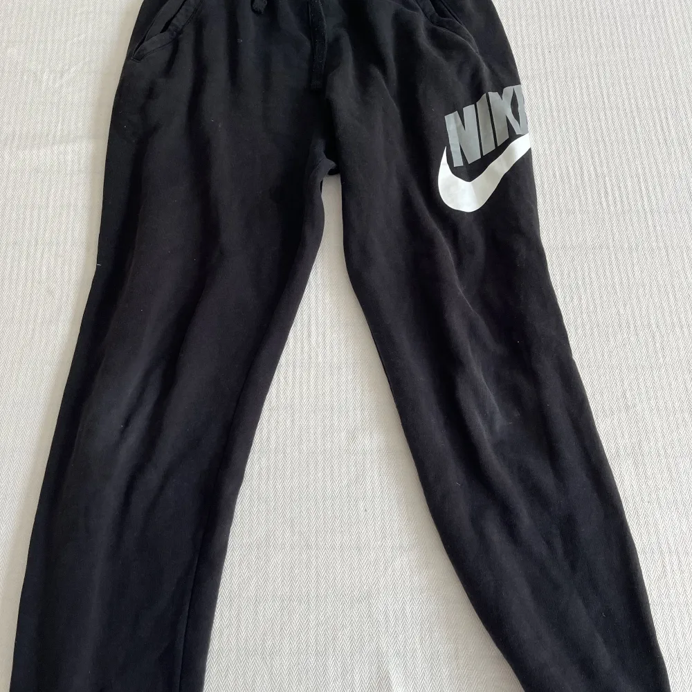 Nike byxor i storlek 158-170 cm . Jeans & Byxor.
