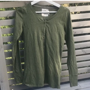 Fin grön tröja!😻 - Jätte fin grön tröja från hm logg,80% bomull. Det står M men jag har ofta S och den passar bra på mig också!💗