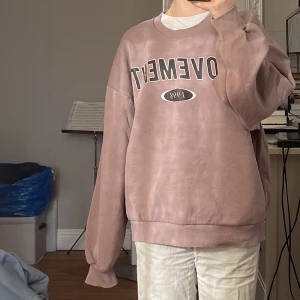 Brun sweatshirt  - Brun sweatshirt med snyggt tryck, fint skick!